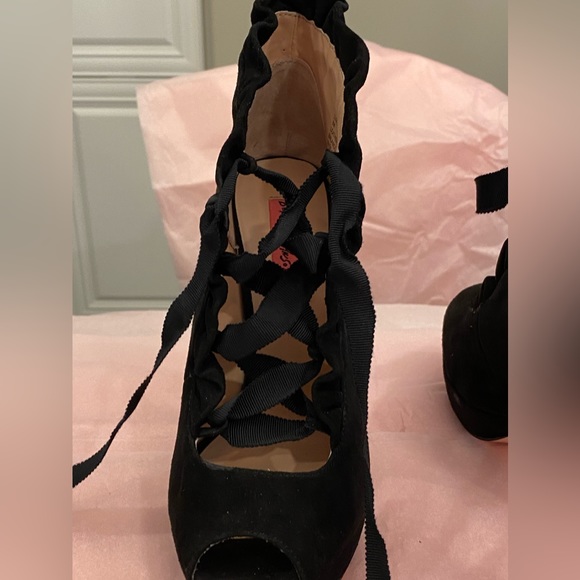NWOBox Betsey Johnson Size 8 Black Suede Platform Heels Shoes - Picture 7 of 11